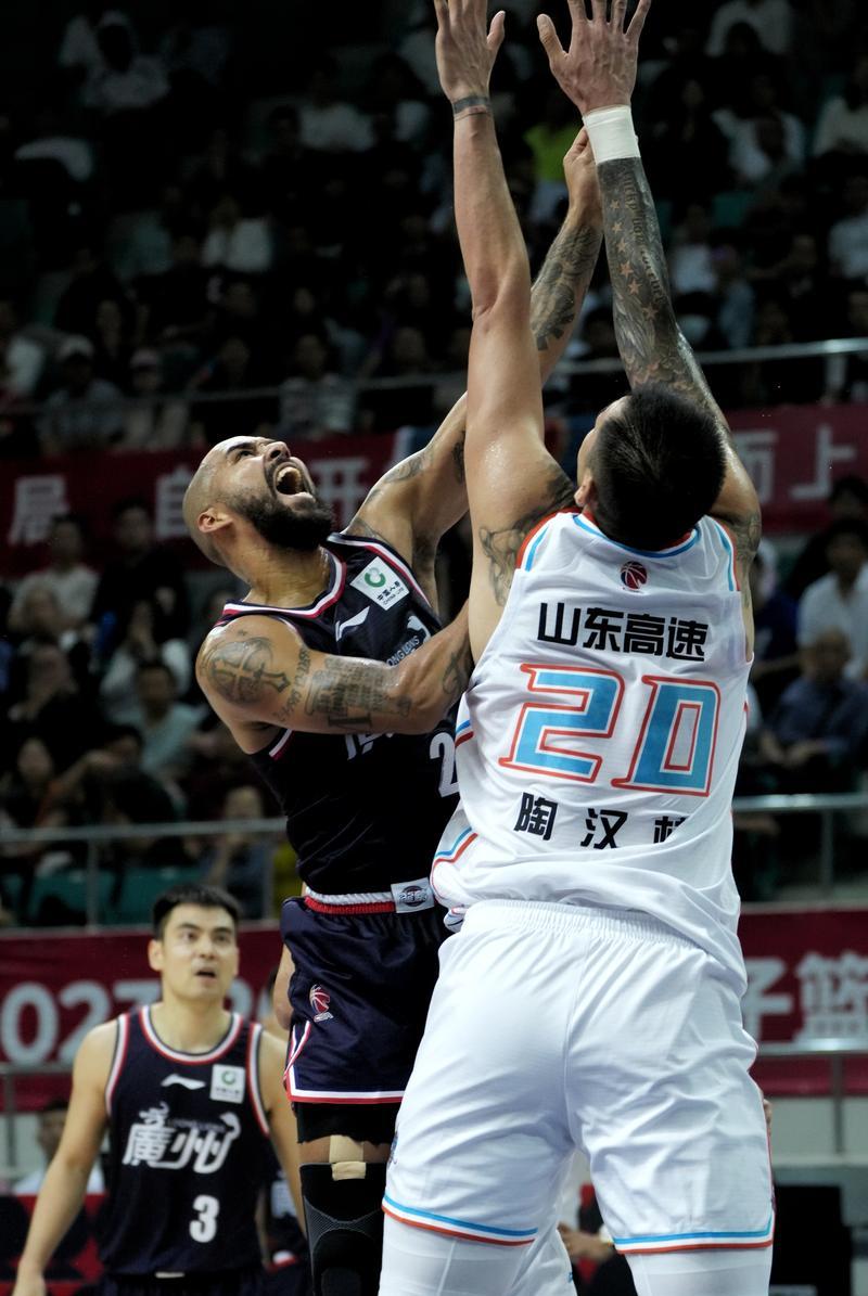 火博官方网站 -转折点！山东男篮官宣签约，欧篮联今夜攻防权衡，媒体盛赞，更衣室氛围转暖 
