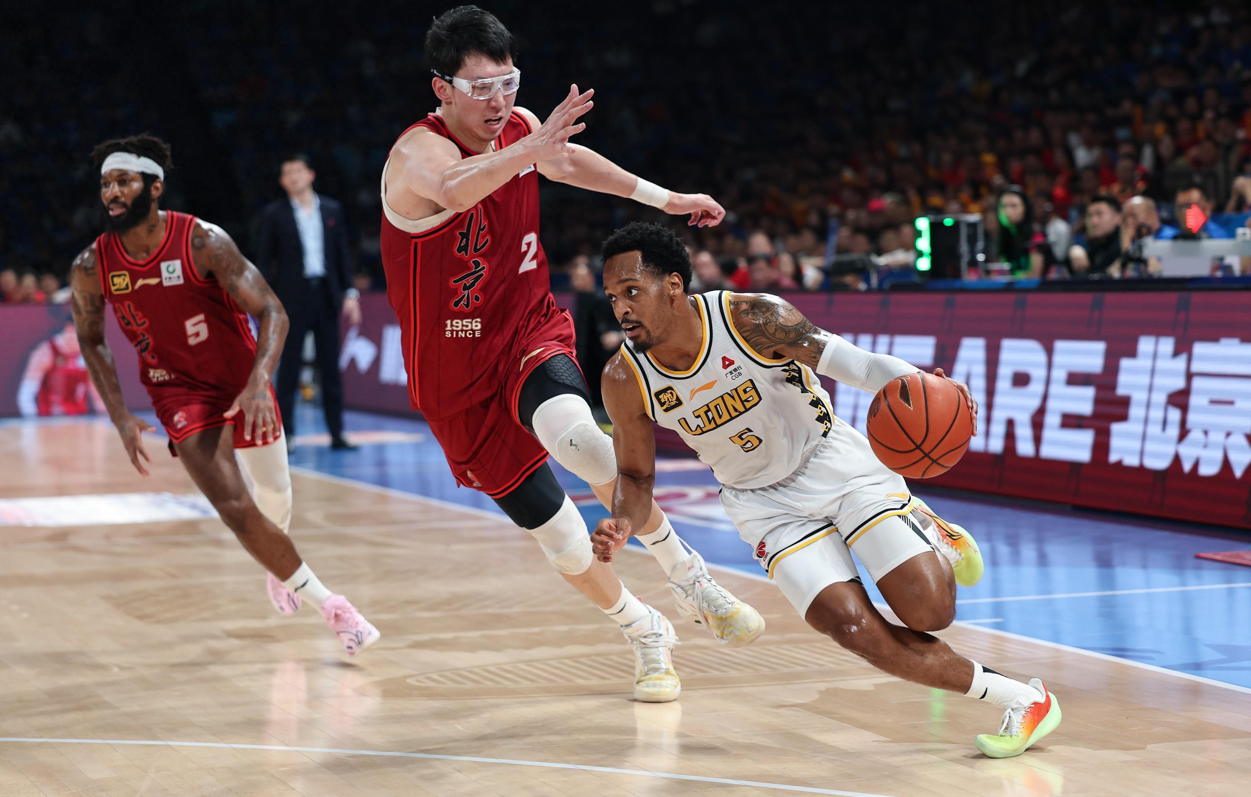 火博网页版 -浙江队训练开放日，关键时刻扳平良机引欢呼，英超在即，资深球员宣示担当 